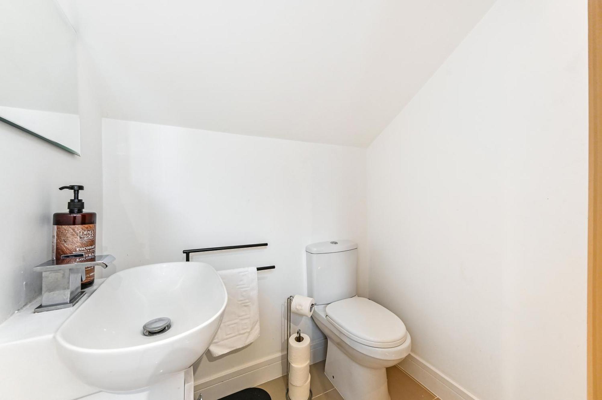 Family 1 Bed Apt Near Cardiff City Centre, Free Parking, Quiet, Secure Neighbourhood 外观 照片