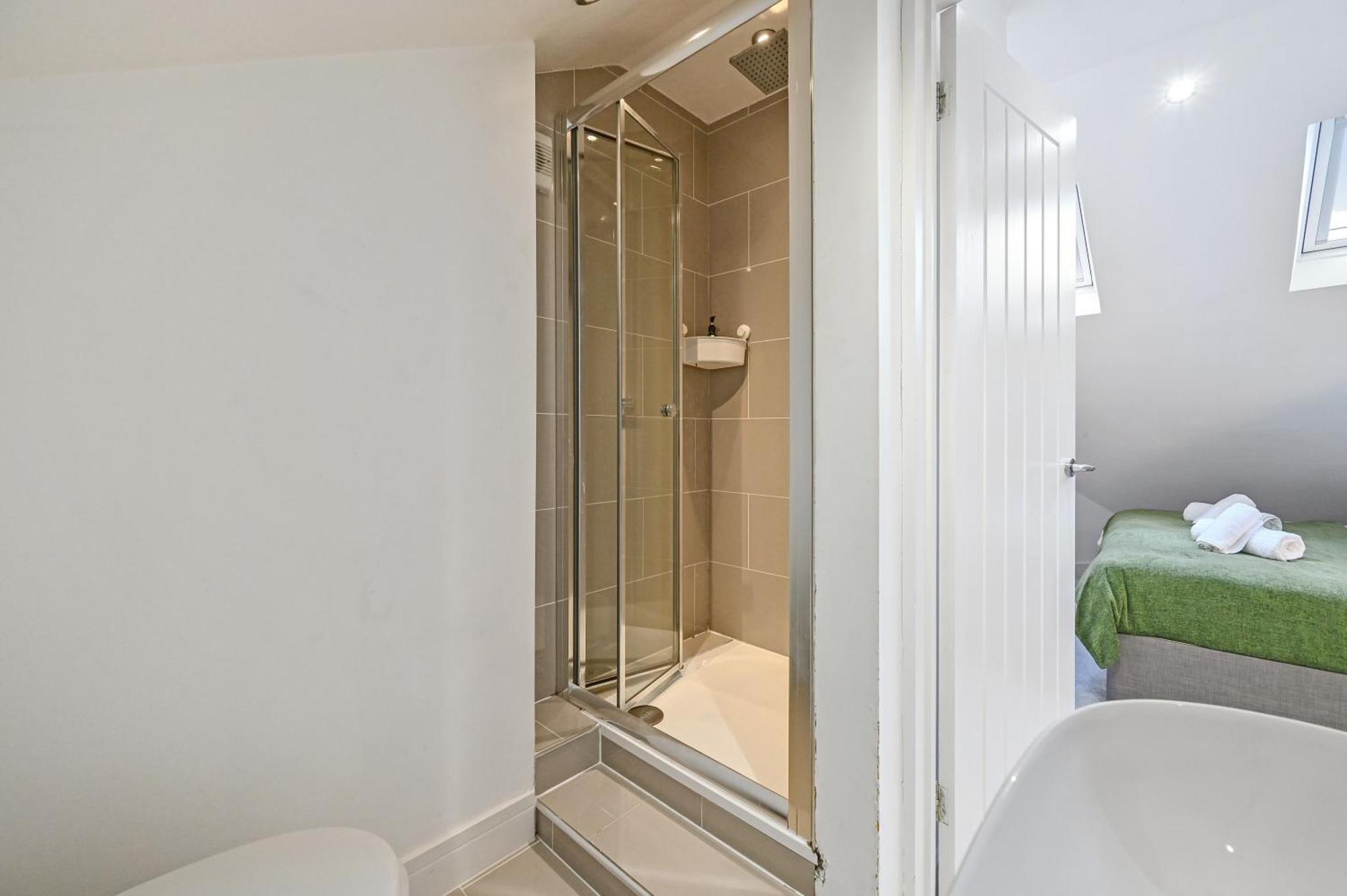 Family 1 Bed Apt Near Cardiff City Centre, Free Parking, Quiet, Secure Neighbourhood 外观 照片